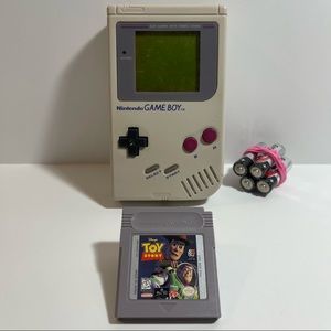 *SOLD* (BUNDLE) Nintendo Gameboy W/ 1 Game & Batteries!